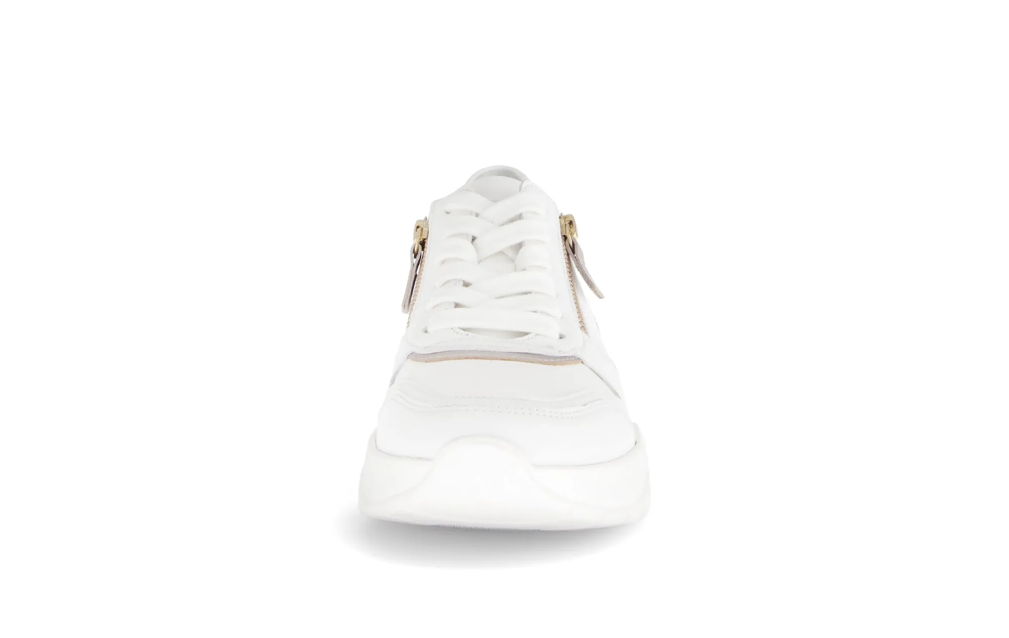 Baskets blanches en combinaison cuirs
