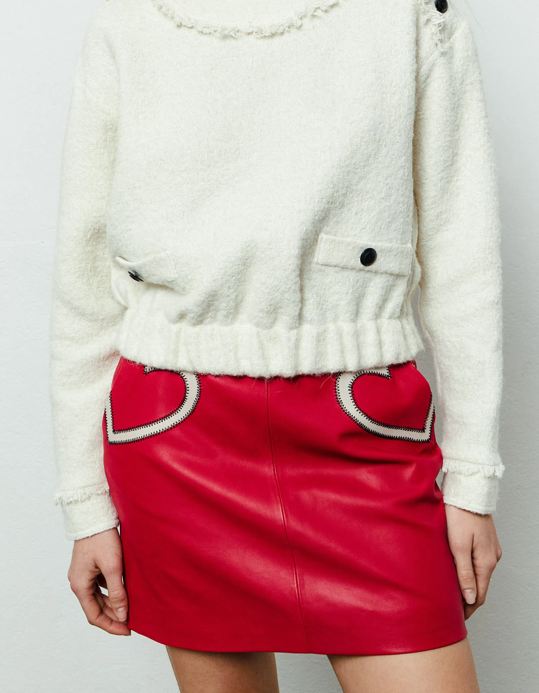 Jupe courte en cuir rouge et blanc devant femme