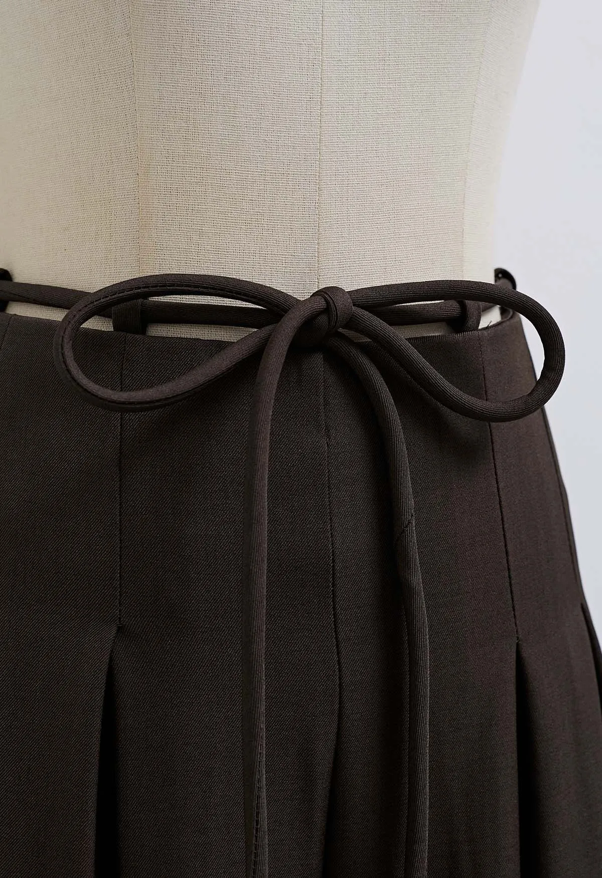 Pantalon large plissé tendance à taille nouée en marron