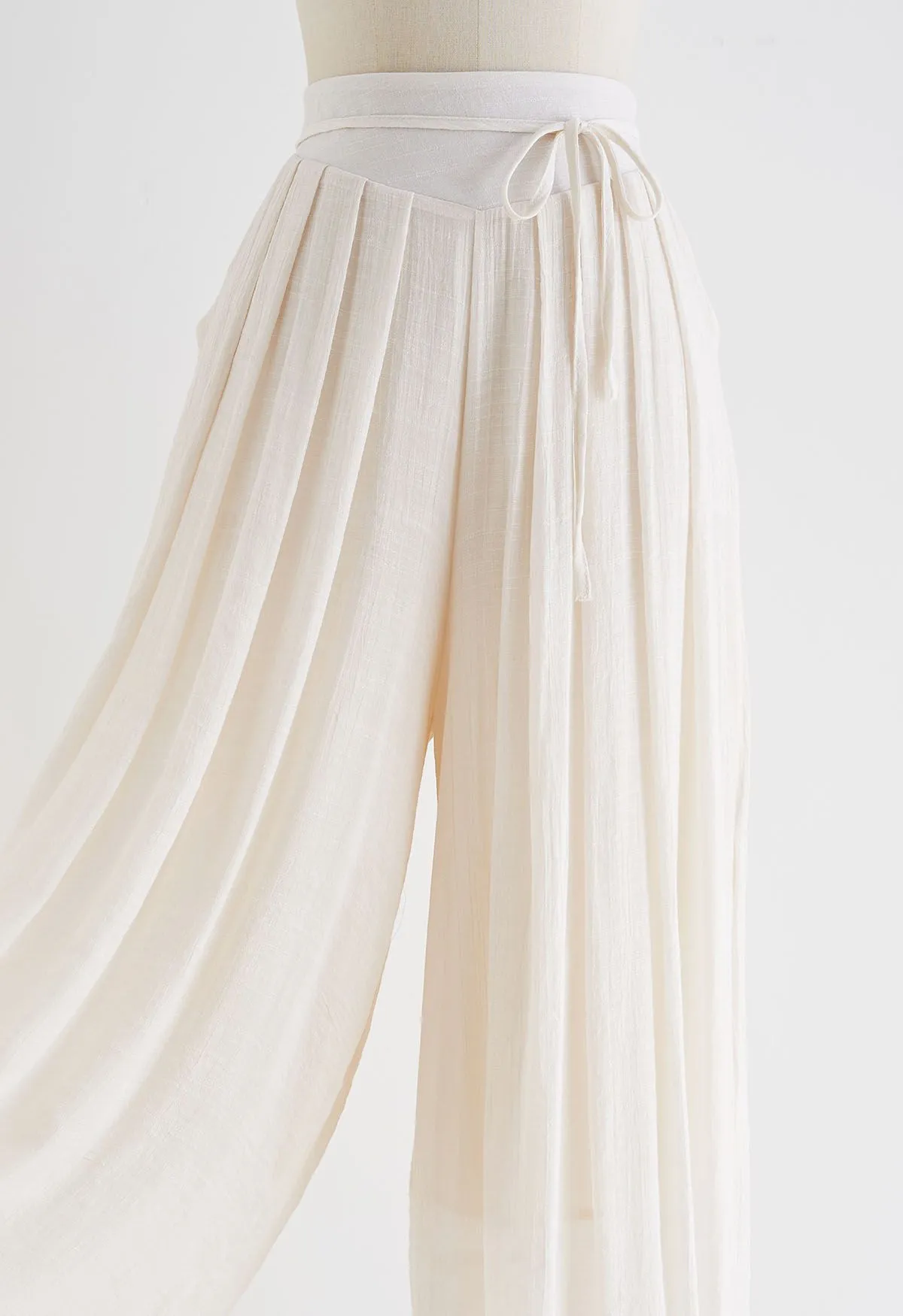 Pantalon large plissé à taille nouée en ivoire