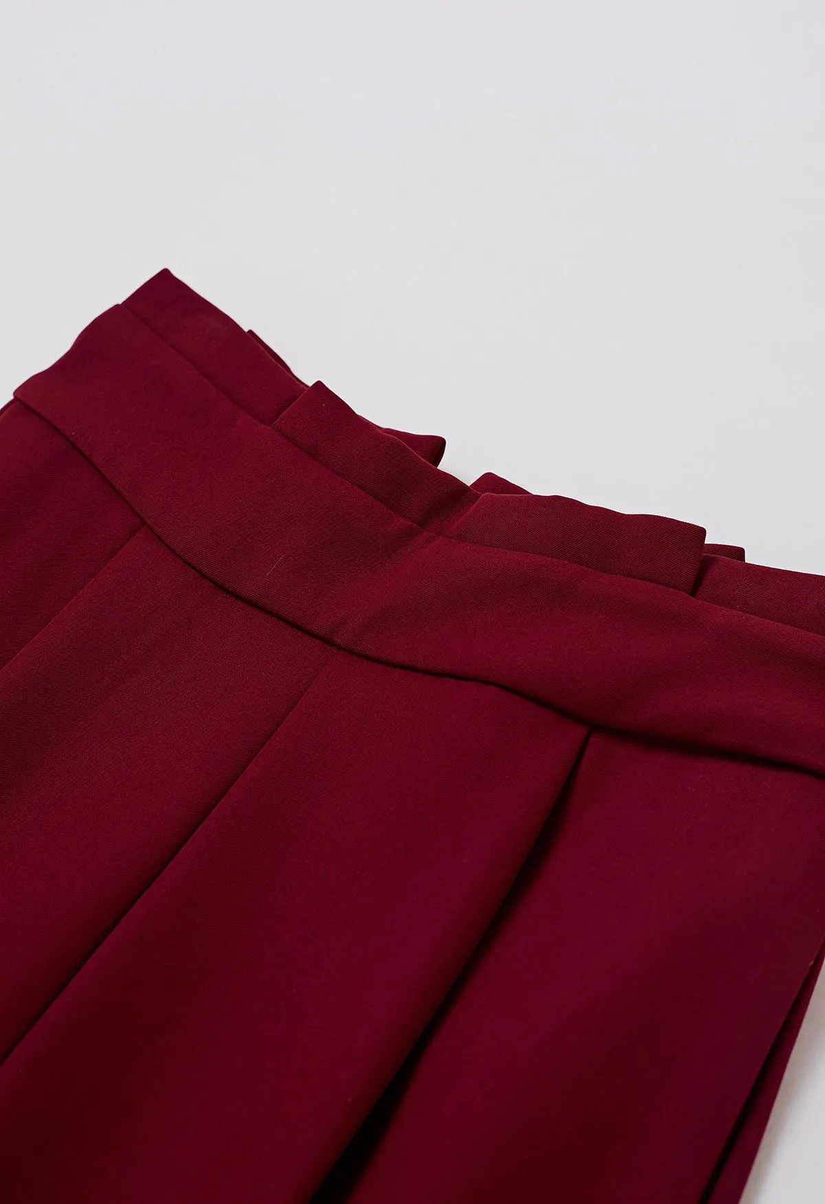 Pantalon épais à jambe droite et taille plissée en bordeaux
