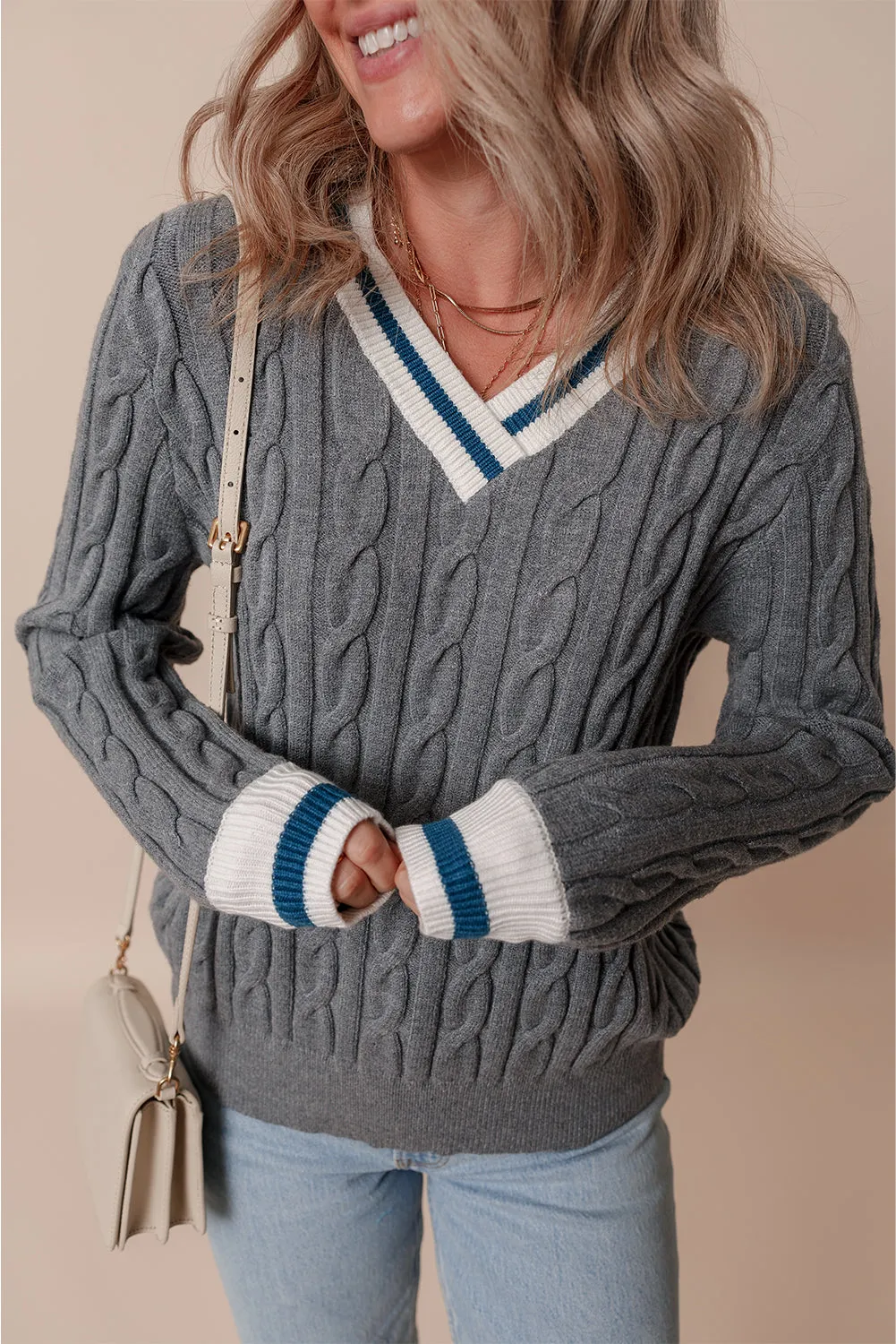 Pull à col en V en tricot torsadé à bord ctelé contrasté de couleur gris moyen