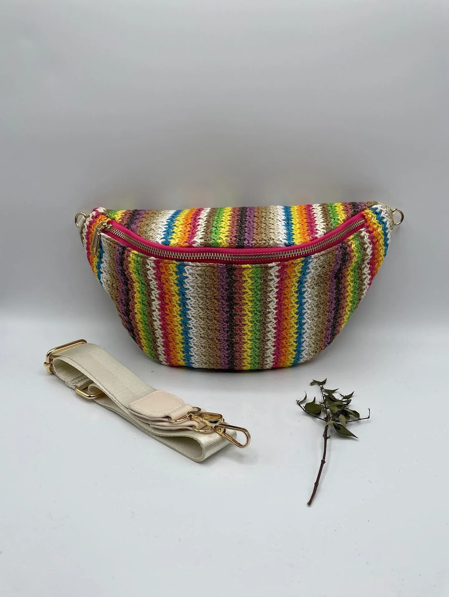 Sac banane tressé raphia beige et multicolore